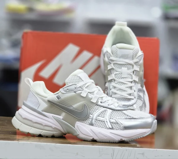 کتونی مسترکوالیتی نایک وی تو کی Nike V2k Run سایز 40 الی 45 ساخت ویتنام