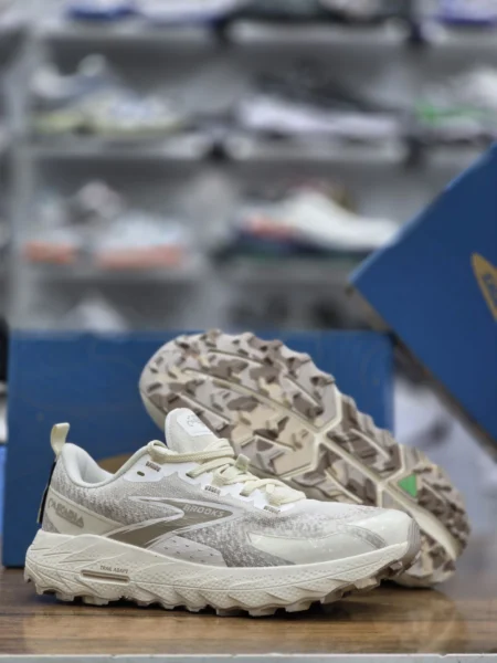 کتونی بروکس کاسکادیا 18 مسترکوالیتی ساخت ویتنام Brooks Cascadia 18