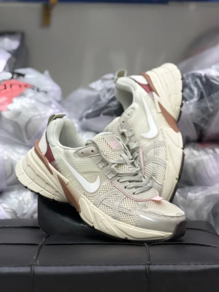کتونی نایک وی تو کی Nike V2k Run ساخت ویتنام سایز ۴۰تا ۴۵