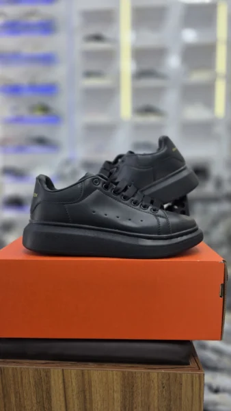 کتونی اسپرت الکساندر مک‌کوئین مسترکوالیتی سایز ۴۰ الی 45 ساخت ویتنام Alexander McQueen