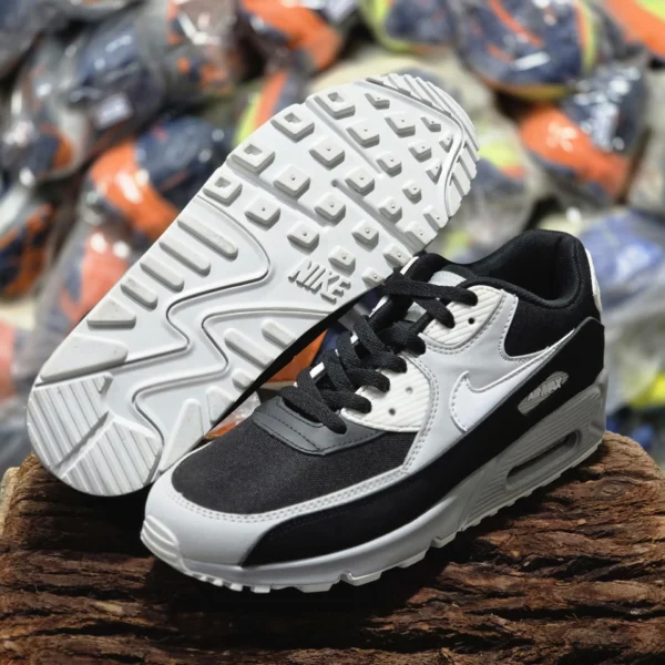 کتونی نایک ایرمکس ساخت ویتنام سایز ۴۵ Nike air max