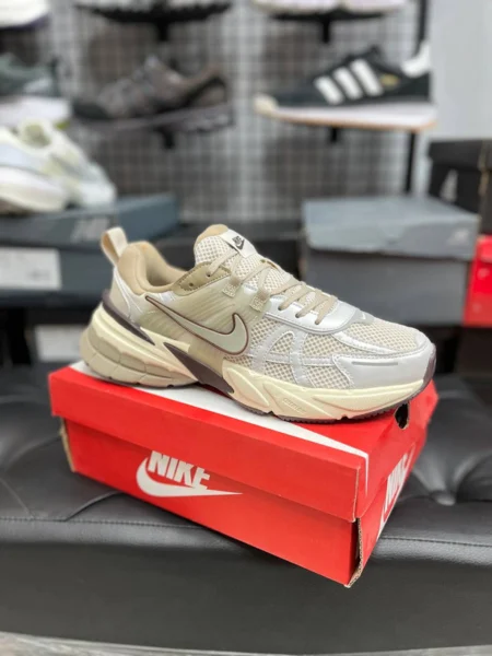 کتونی نایک وی تو کی سایز ۳۷ الی ۴۵ ساخت ویتنام Nike V2k Run