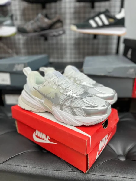 کتونی نایک وی تو کی سایز ۳۷ الی ۴۵ ساخت ویتنام Nike V2k Run