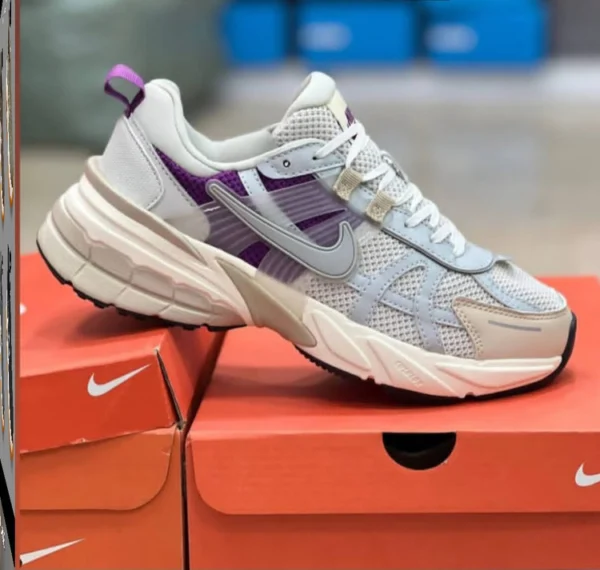 کتونی نایک وی تو کی سایز ۴۰ الی ۴۵ ساخت ویتنام Nike V2k Run