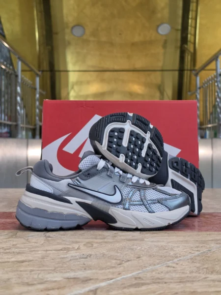 کتونی نایک وی تو کی مسترکوالیتی سایز ۳8 الی ۴۵ ساخت ویتنام Nike V2k Run