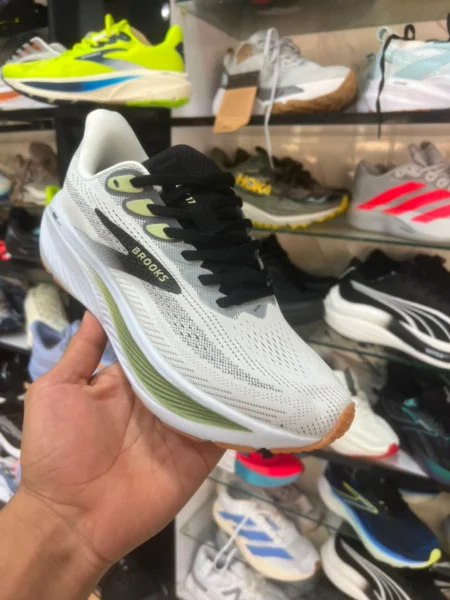کتونی بروکس گاست ۱۷ مسترکوالیتی سفید سایز ۴۰ تا ۴۵ ساخت ویتنام Brooks Ghost 17
