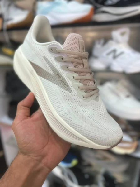 کتونی بروکس گاست ۱۷ مسترکوالیتی سایز ۴۰ تا ۴۵ ساخت ویتنام Brooks Ghost 17