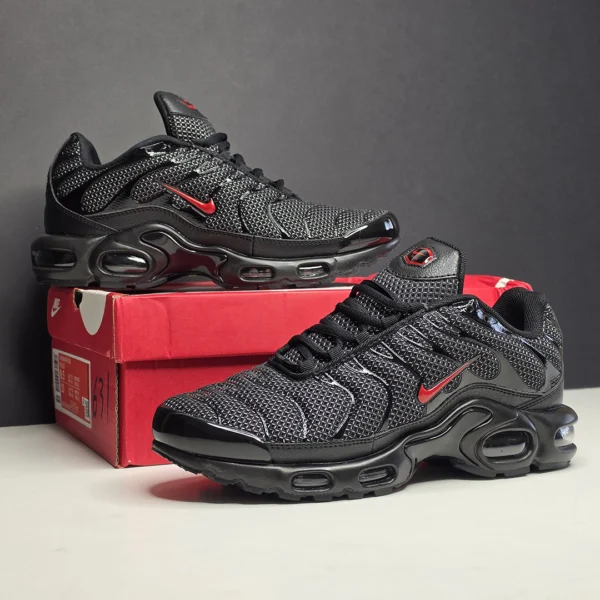 کفش نایک TN ایرمکس پلاس مشکی لوگو قرمز Nike TN Air Max Plus DO6383-001