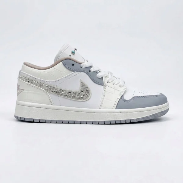 کفش جردن ۱ لو نگینی سفید خاکستری Jordan 1 Low Sail Soft Pearl IH7323-100