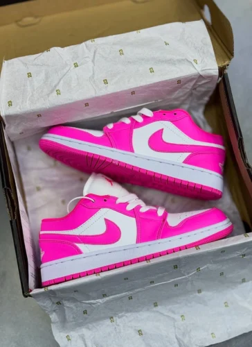 کفش کتونی دخترانه نایک ایر جردن 1 صورتی آتشی جیغ Nike Air Jordan 1 Low Fire Pink