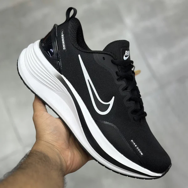کفش رانینگ نایک زوم ومرو مشکی سفید Nike Zoom Vomero
