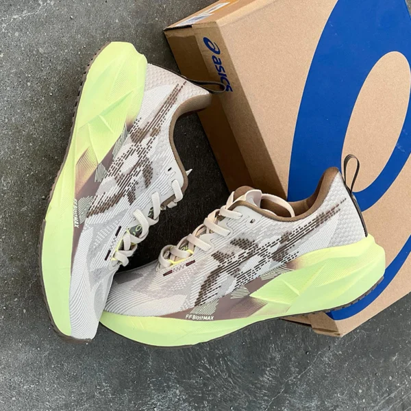 کفش اسیکس نوابلاست 5 کرم قهوه ای زرد ASICS Novablast 5 Mineral Beige Taupe Grey