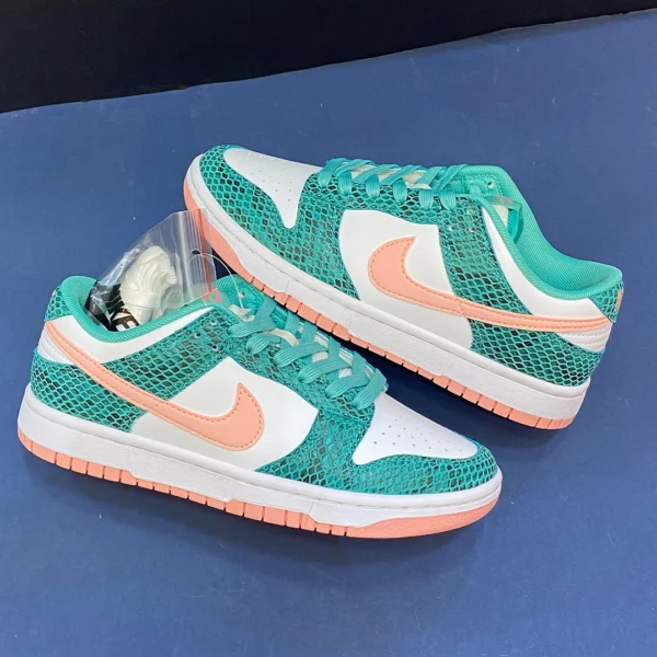 کفش نایک اس بی دانک لو فیروزه‌ای پوست ماری Nike Dunk Low Snakeskin DR8577-300