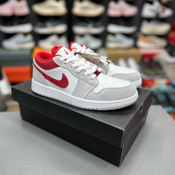 کفش کتونی زنانه و مردانه نایک ایر جردن 1 لو سفید طوسی قرمز | Nike Air Jordan 1 Low