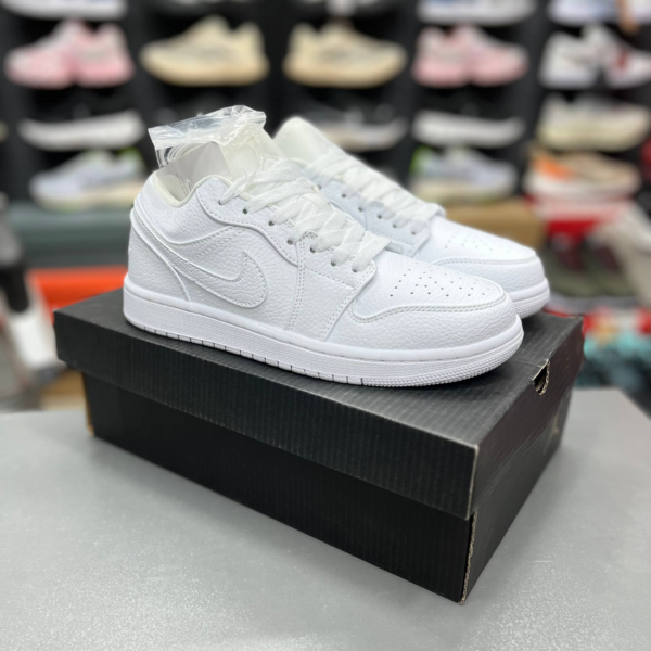 کفش کتونی زنانه و مردانه نایک ایر جردن 1 لو تریپل وایت | Nike Air Jordan 1 Low Triple White