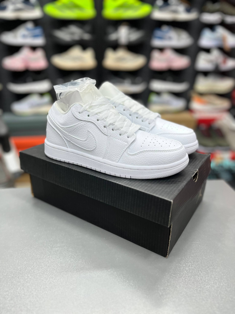 کفش کتونی زنانه و مردانه نایک ایر جردن 1 لو تریپل وایت | Nike Air Jordan 1 Low Triple White