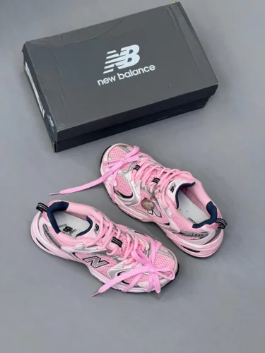 کفش کتونی نیوبالانس 530 کاستوم صورتی نقره ای باربی اسپایس New Balance 530 custom silver pink Barbie spice - تصویر 3