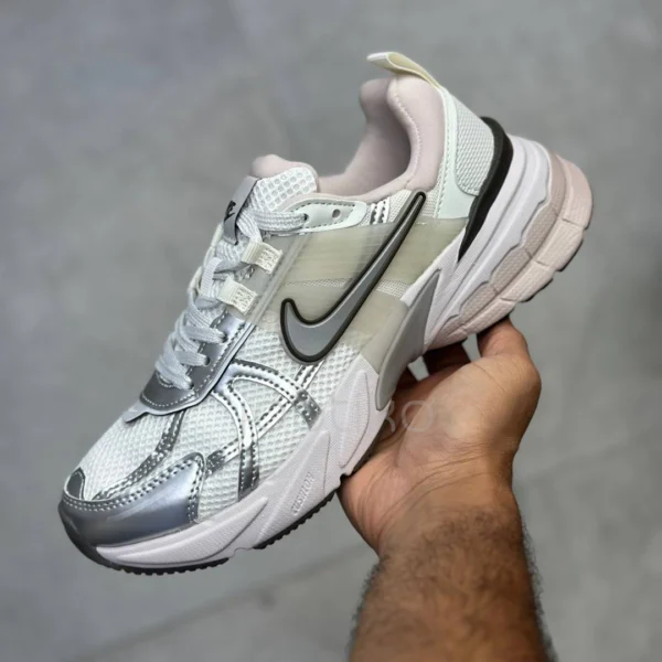 کتانی نایک V2K ران طوسی نقره‌ای صورتی ملایم Nike V2K Run FD0736-010