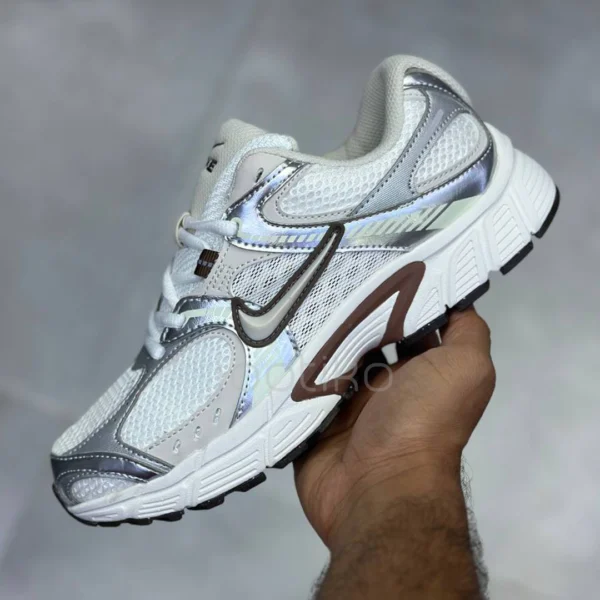 کتونی نایک V5 RNR سفید نقره‌ای قهوه‌ای Nike V5 RNR Sail Fauna Brown Phantom Light Orewood Brown