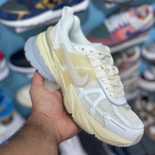 کتونی نایک وی تو کی ران سفید شیری Nike V2K Run Pale Ivory HQ1512-110