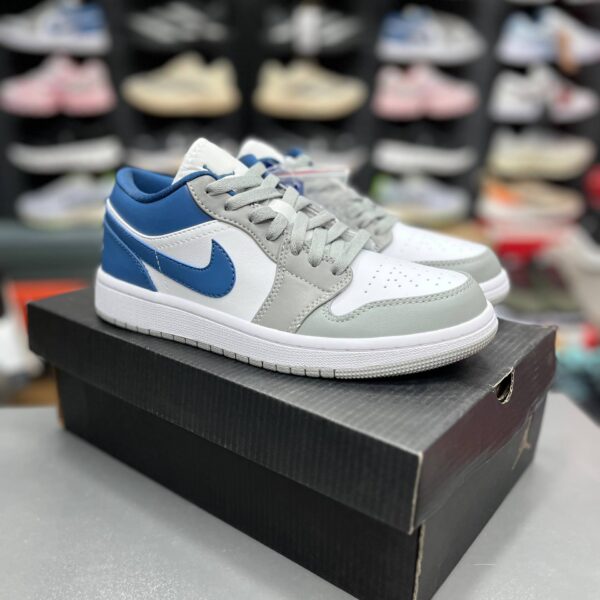 کفش کتونی زنانه و مردانه نایک ایر جردن وان لو فرنچ بلو NIKE AIR JORDAN 1 LOW FRENCH BLUE