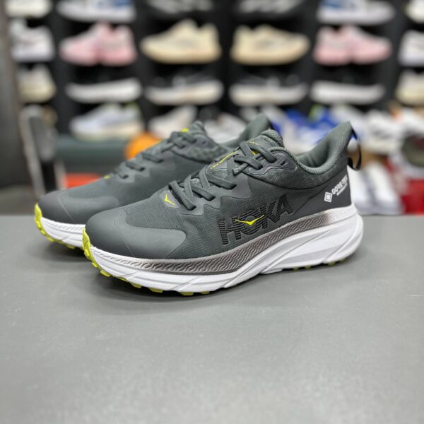 کفش کتانی مردانه هوکا مدل Hoka Challenger ATR 7 GTX (رنگ نوک‌مدادی / خاکستری تیره با جزئیات فسفری)