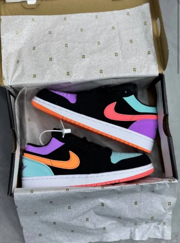 کفش کتونی نایک ایر جردن 1 لو لنگه به لنگه هالوین Nike Air Jordan 1 Low Mismatch