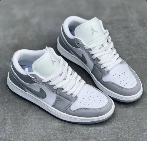کفش کتونی زنانه نایک ایر جردن 1 لو استیل طوسی سفید ‘Nike Air Jordan 1 Low ‘Stealth
