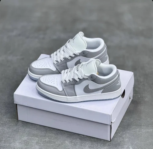 کفش کتونی زنانه نایک ایر جردن 1 لو استیل طوسی سفید ‘Nike Air Jordan 1 Low ‘Stealth