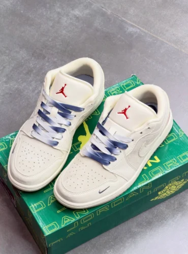 کفش کتونی نایک ایر جردن وان سوپریم سفید کرم طوسی NIKE AIR JORDAN 1 X SUPREME Sail Grey