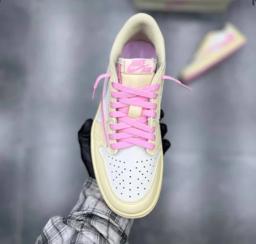 کفش کتونی نایک ایر جردن ۱ لو تراویس اسکات شای پینک Nike Air Jordan 1 Low x Travis Scott Shy Pink