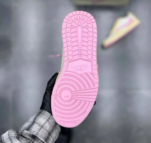 کفش کتونی نایک ایر جردن ۱ لو تراویس اسکات شای پینک Nike Air Jordan 1 Low x Travis Scott Shy Pink
