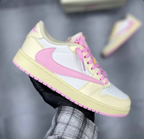 کفش کتونی نایک ایر جردن ۱ لو تراویس اسکات شای پینک Nike Air Jordan 1 Low x Travis Scott Shy Pink